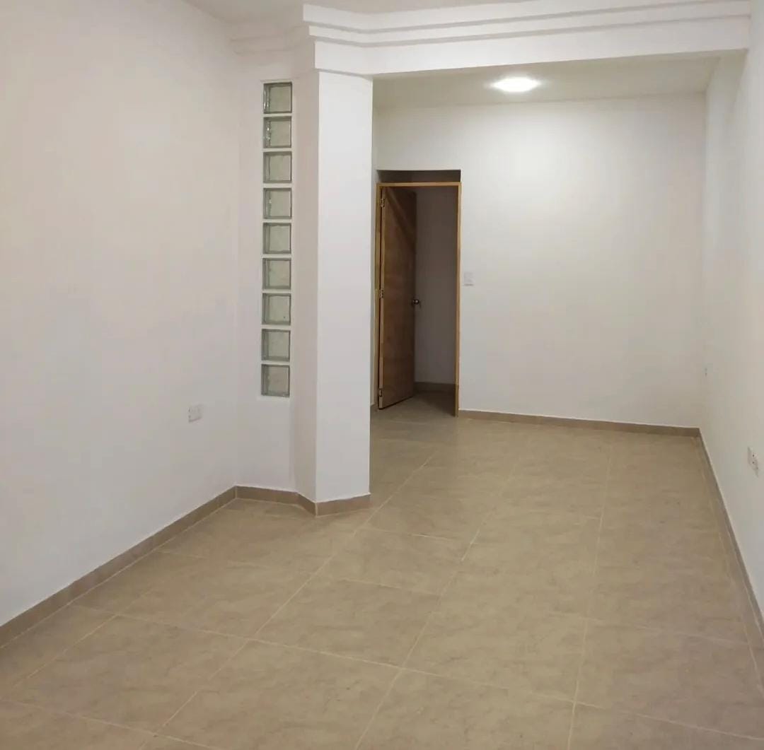 Espacio interior terminado con enchape de piso y acabados en pintura